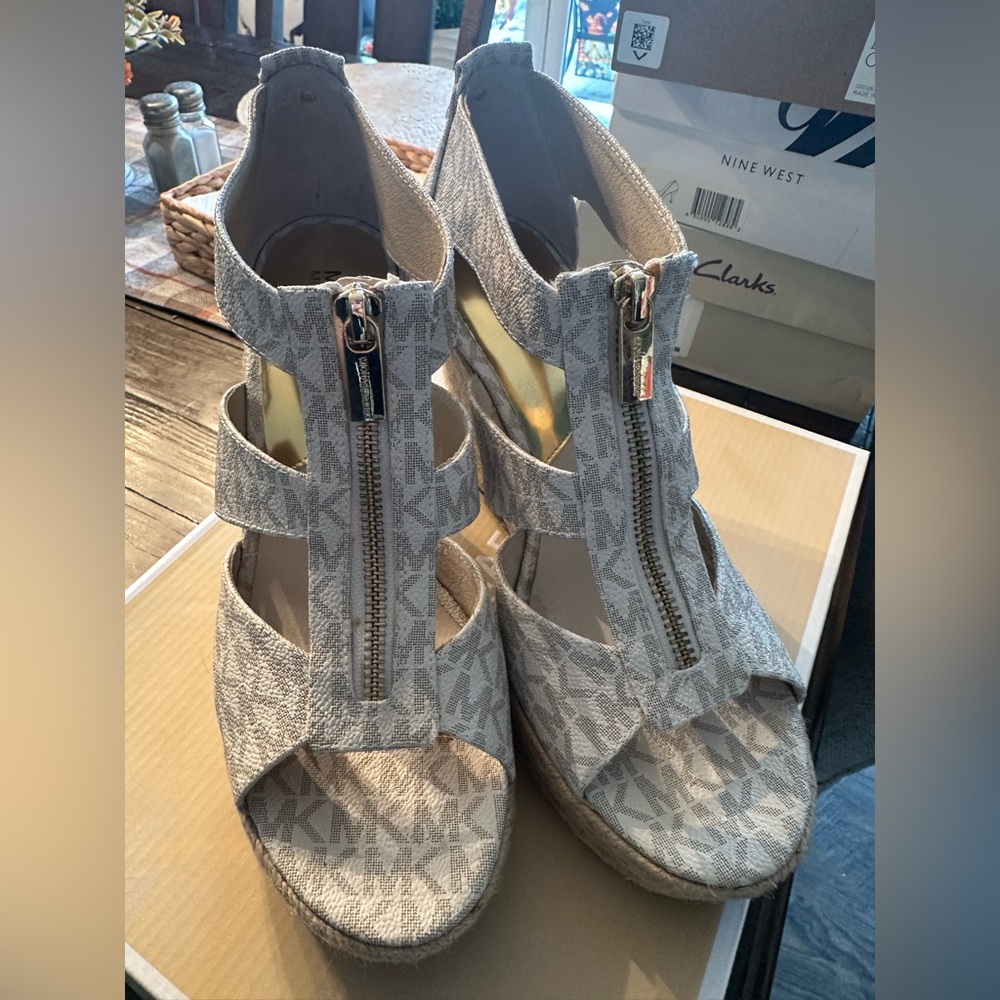 Michael Kors Damita Wedge size 9